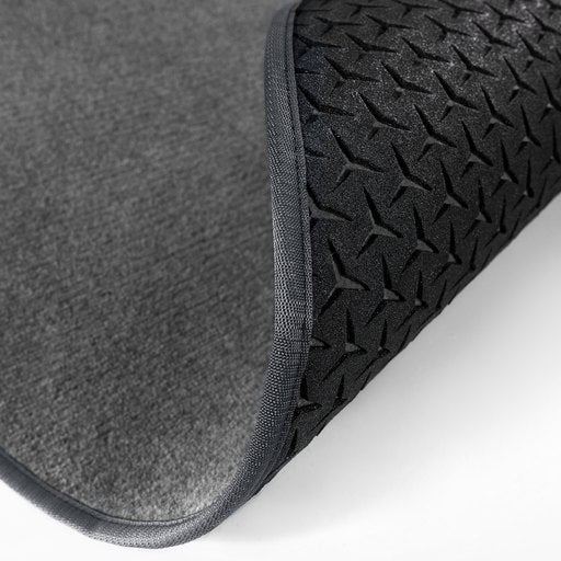 Pyöreä, keskiharmaa eteisen matto, jossa näkyy eristettyä ja hengittävä pohjakuviointi.