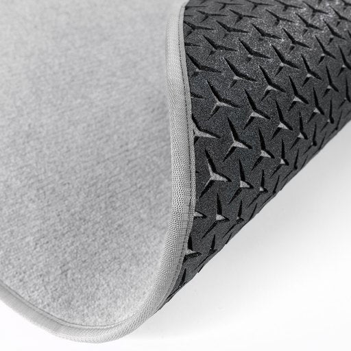 Pyöreä, vaaleanharmaa eteisen matto, jossa näkyy eristettyä ja hengittävä pohjakuviointi.