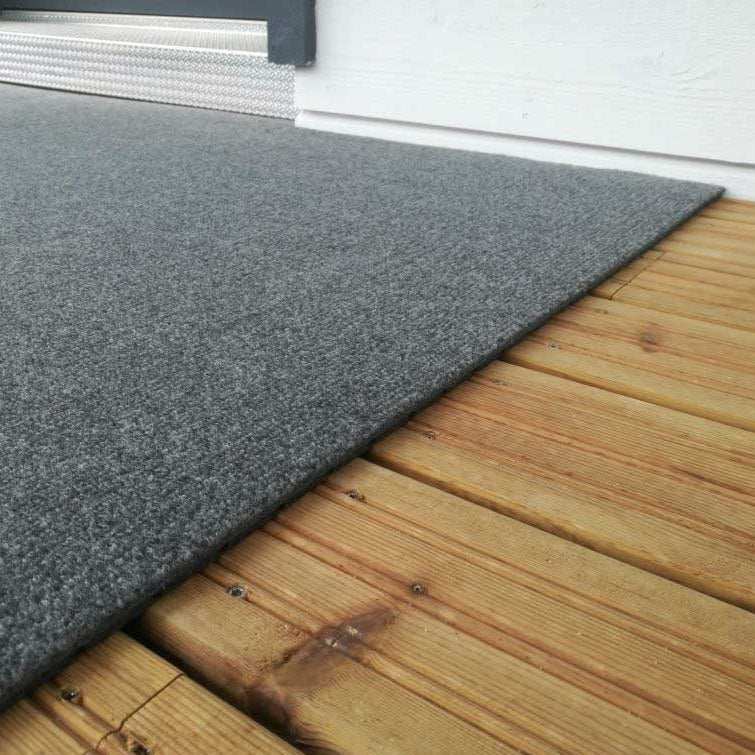 Dry Step terassimatto asennettuna terassilaudoituksen päälle.