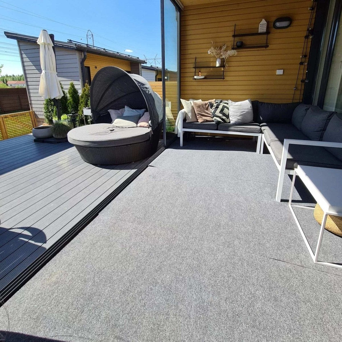 Vaaleanharmaa termomatto sopii erittäin hyvin terassimatoksi.