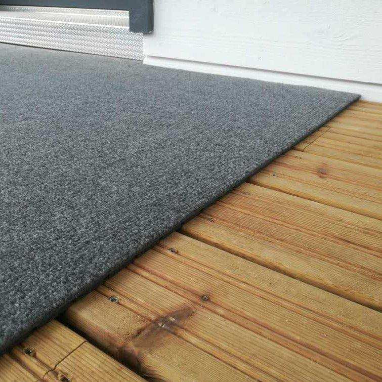 Dry Step terassimatto asennettuna terassilaudoituksen päälle.