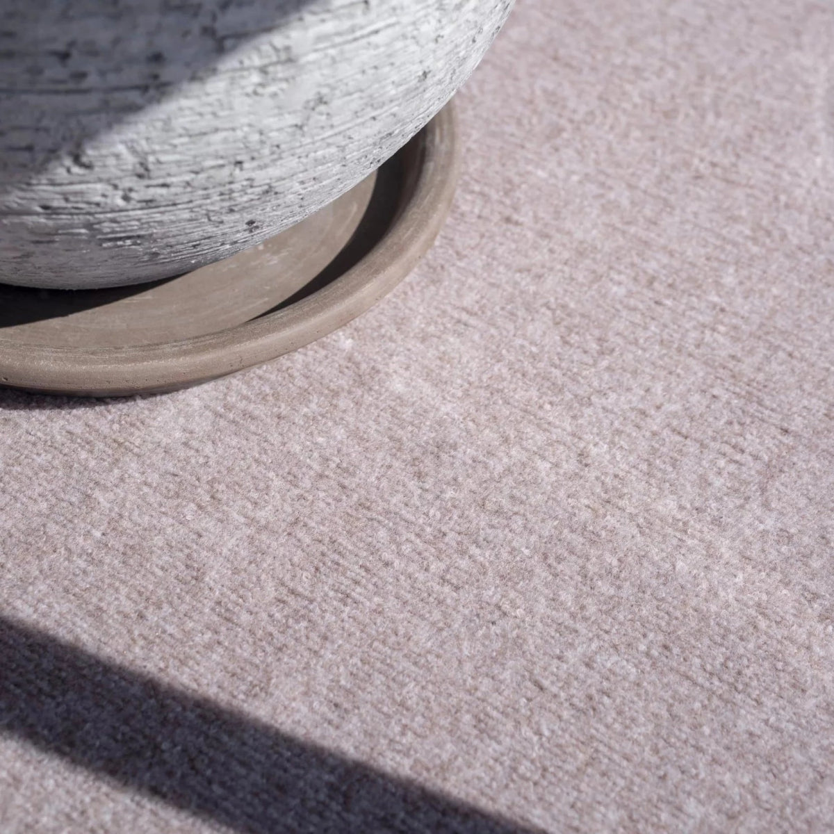 Beige termomatto lasitetulla parvekkeella.