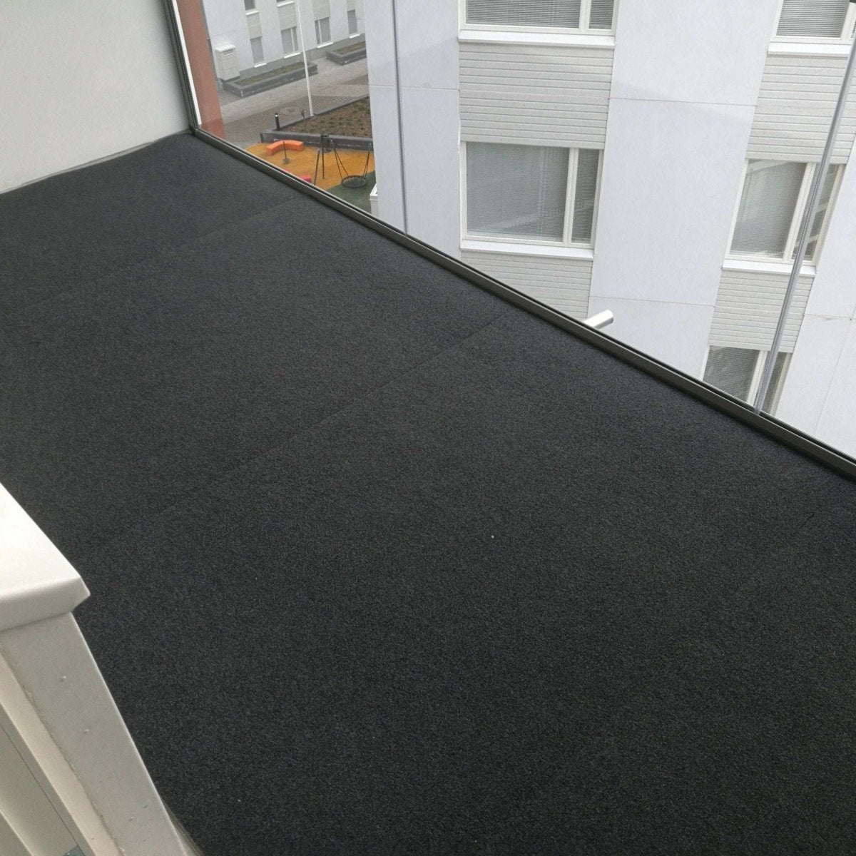 Tummanharmaa Dry Step parvekematto.