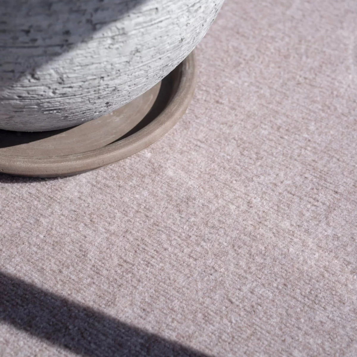 Beige termomatto lasitetulla parvekkeella.