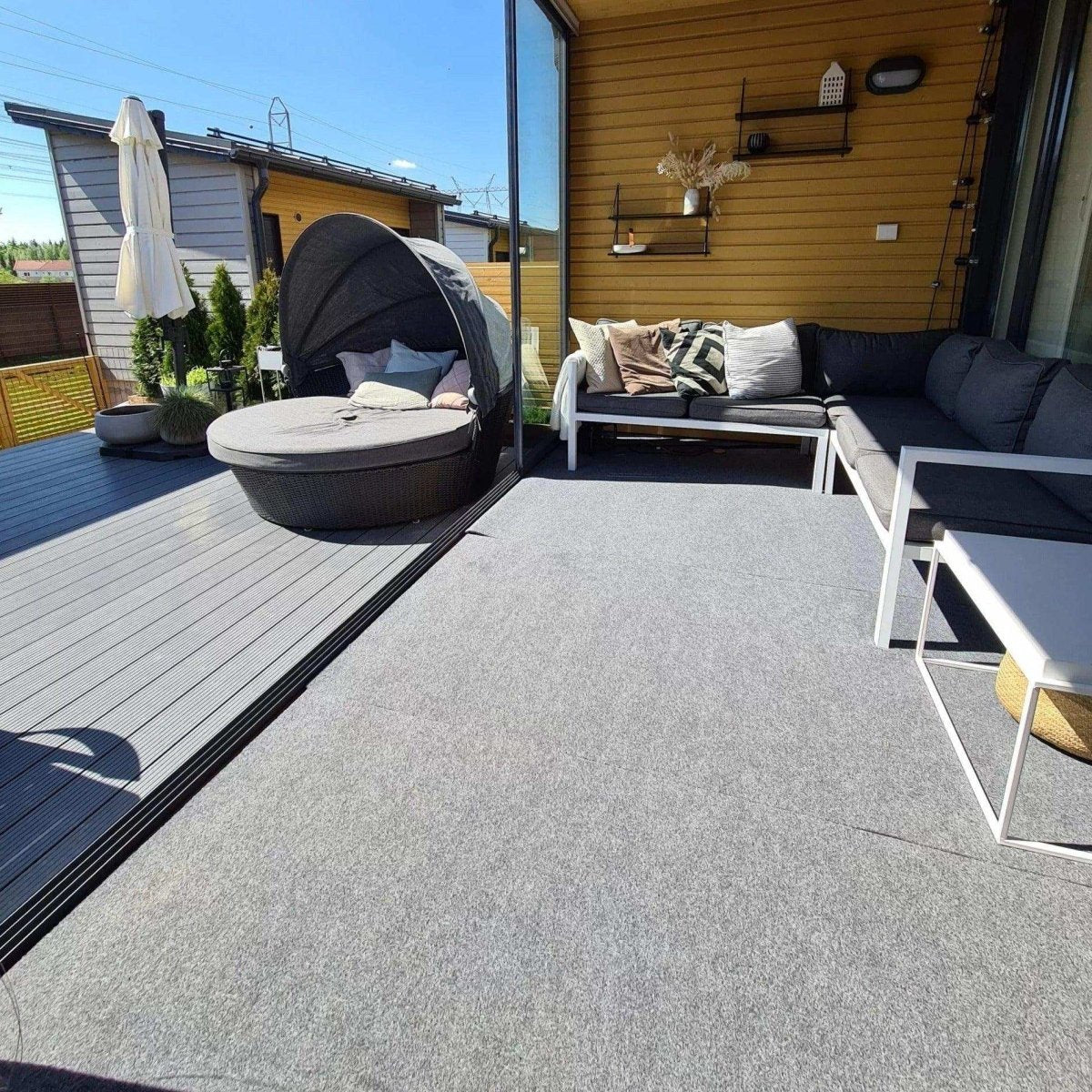 Vaaleanharmaa Dry Step terassimatto kesäisessä auringonpaisteessa.