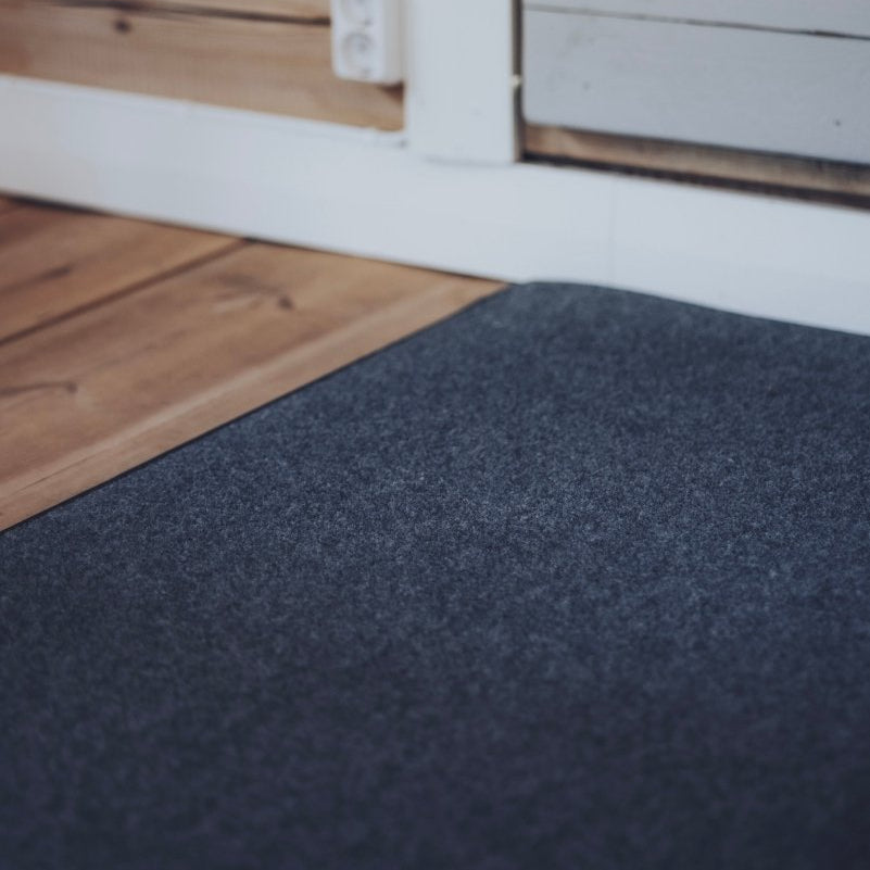 Tumman harmaa eteisenmatto kanttauksella, koko 100x150 cm – lattialämmityksen kanssa yhteensopiva