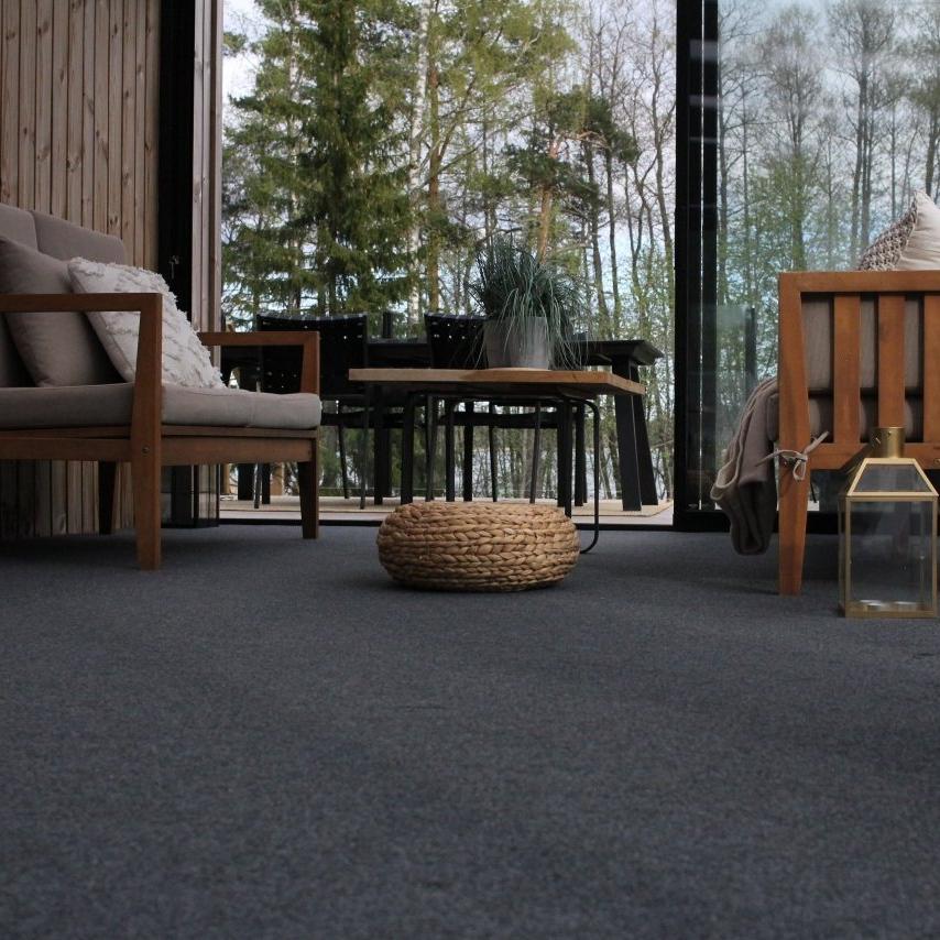 Keskiharmaa Dry Step parveke- ja terassimatto lasitetulla terassilla.