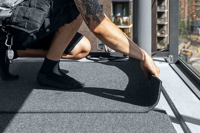 Termomaton asentaminen parvekkeelle.