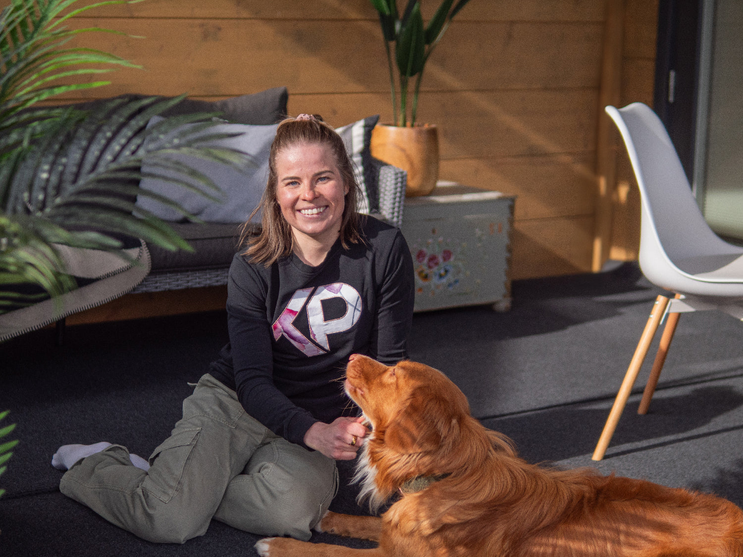 Krista Pärmäkoski nauttii lämpiman termomaton tuomasta viihtyisyydestä.