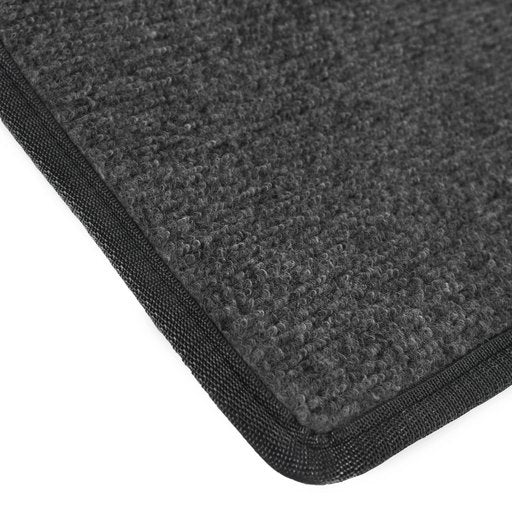 Tummanharmaa ovimatto kantatuilla reunoilla.