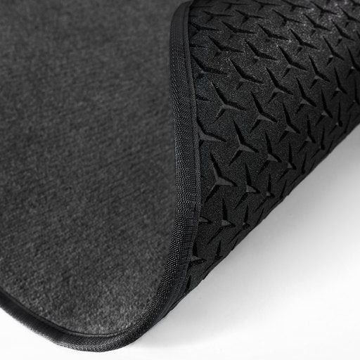 Pyöreä, tummanharmaa eteisen matto, jossa näkyy eristettyä ja hengittävä pohjakuviointi.