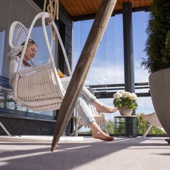 On mukavaa viettää aikaa parvekkeella, jossa on lämmin Dry Step terassi- ja parvekematto.