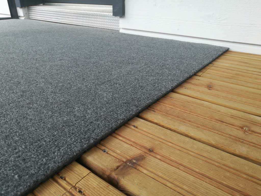 Dry Step terassimatto asennettuna terassilaudoituksen päälle.