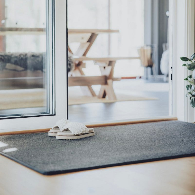 Keskiharmaa termomatto on erinomainen valinta eteisen matoksi ja ovimatoksi.