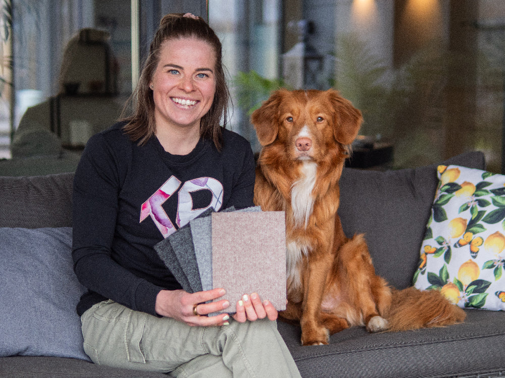 Krista Pärmäkoski terassillaan termomaton mallipalat kädessään.